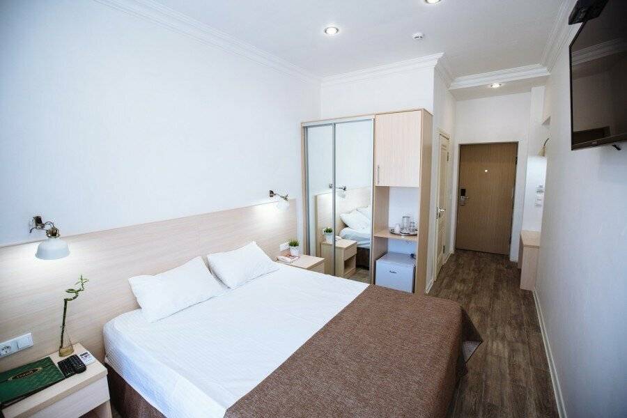 Фотографии номера Двухместный номер с 1 кроватью и балконом в Гостинице Дублин Новороссийск