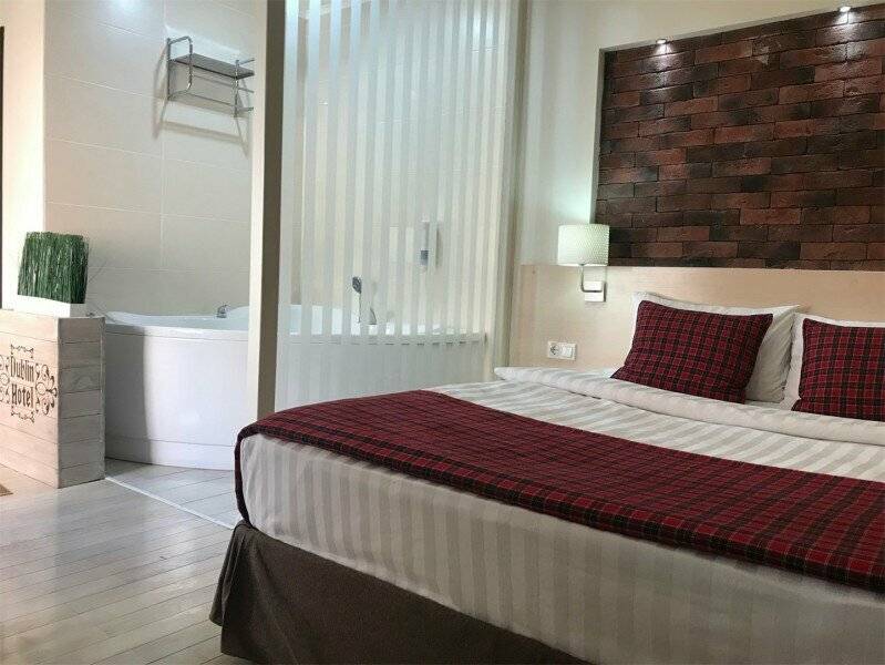 Фотографии номера Двухместный номер с 1 кроватью и гидромассажной ванной в Гостинице Дублин Новороссийск