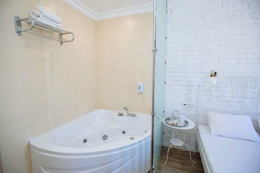 Фотографии номера Двухместный номер с 1 кроватью и гидромассажной ванной в Гостинице Дублин Новороссийск