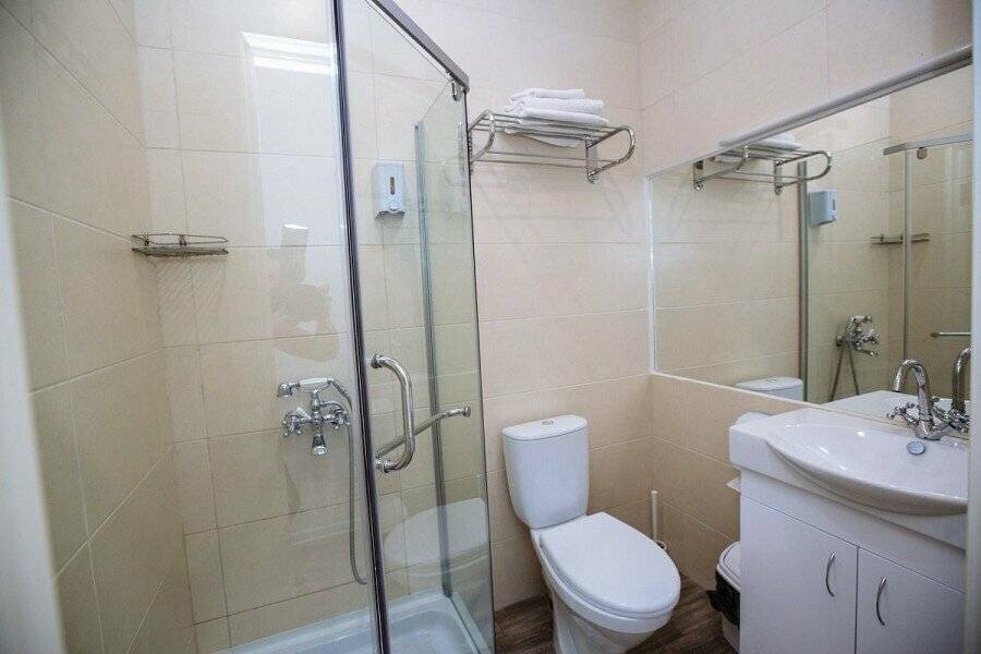 Фотографии номера Двухместный номер с 1 кроватью и балконом в Гостинице Дублин Новороссийск