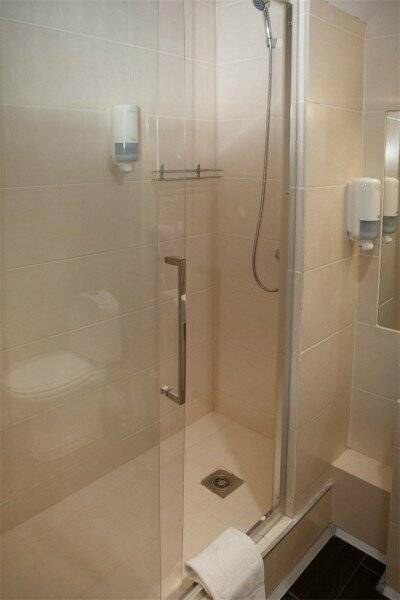 Фотографии номера Улучшенный трехместный номер в Гостинице Дублин Новороссийск